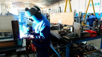 Si bien en octubre cayó menos, la producción industrial Pyme sigue con números en rojo