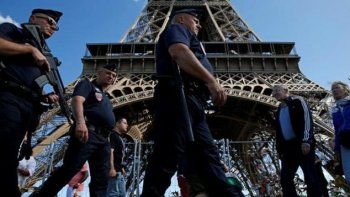 Reabrió la torre Eiffel: una falsa amenaza de bomba obligó a su evacuación y cierre durante 4 horas