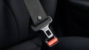 Para qué sirve el pequeño botón del cinturón de seguridad del auto