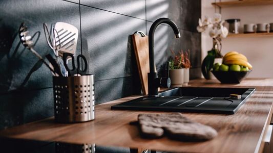 La OMS advirtió sobre sustancias cancerígenas en utensilios comunes en la cocina: cuáles son