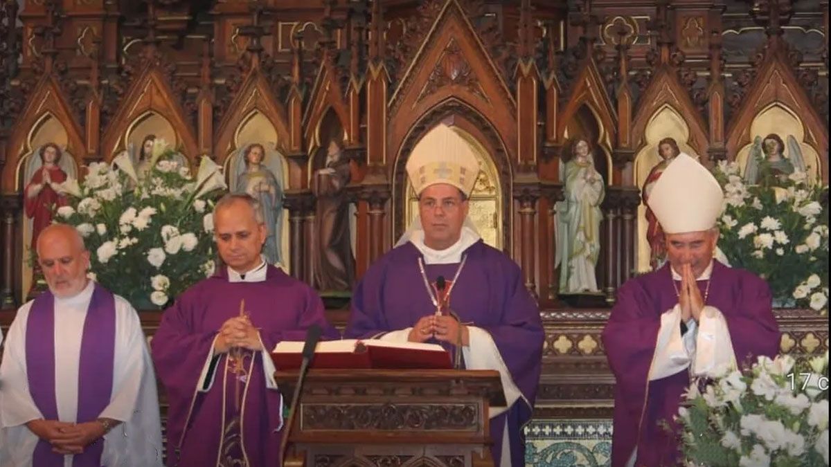 El papa, cuando era moseñor Roberto Prevost, dando misa en una iglesia en Buenos Aires. (foto: Archivo)