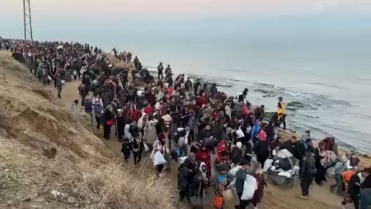 Gazat&iacute;es regresan con sus pertenencias caminando a la zona norte de la Franja (Foto: captura de TV).