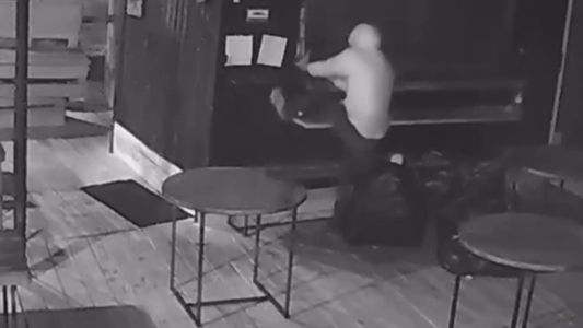 La extraña cábala femenina de un ladrón antes de entrar a robar semidesnudo a un bar