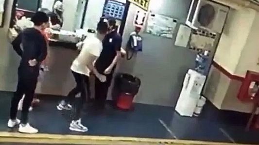Tras entregarse, se negó a declarar el adolescente que golpeó a un playero en un estacionamiento de Monserrat