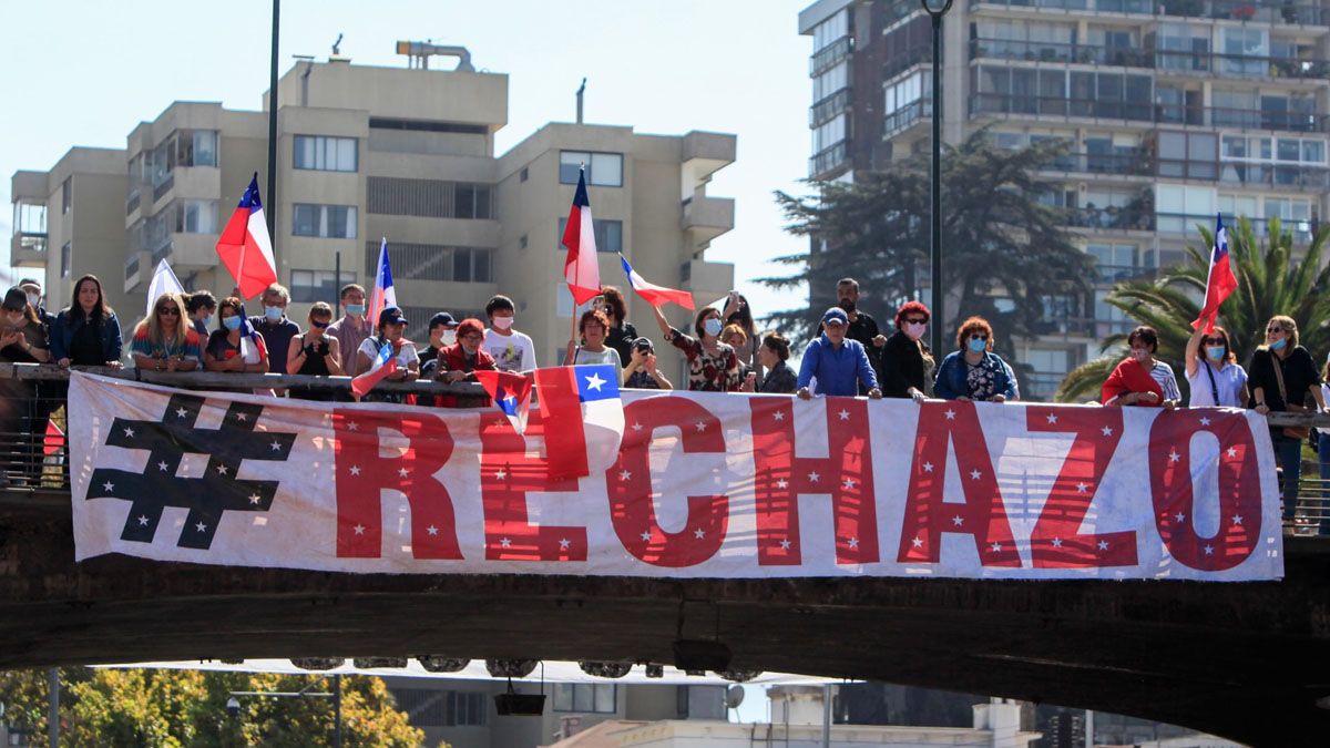 El 78% de los chilenos votó a favor de tener una nueva Constitución, pero el fallido de su redacción hizo que fuera rechazada en un plebiscito el pasado mes de septiembre por el 62% de la población (Foto: Gentileza El líbero)