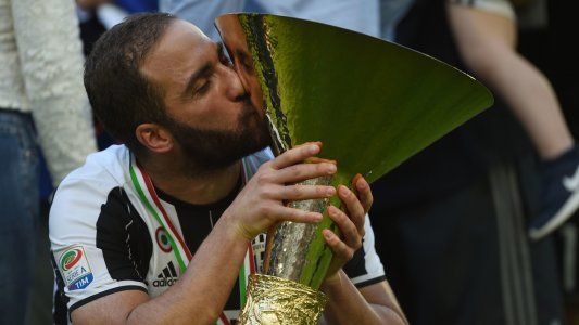 No se ayuda: el blooper de Higuaín al recibir la medalla de la Serie A con Juventus