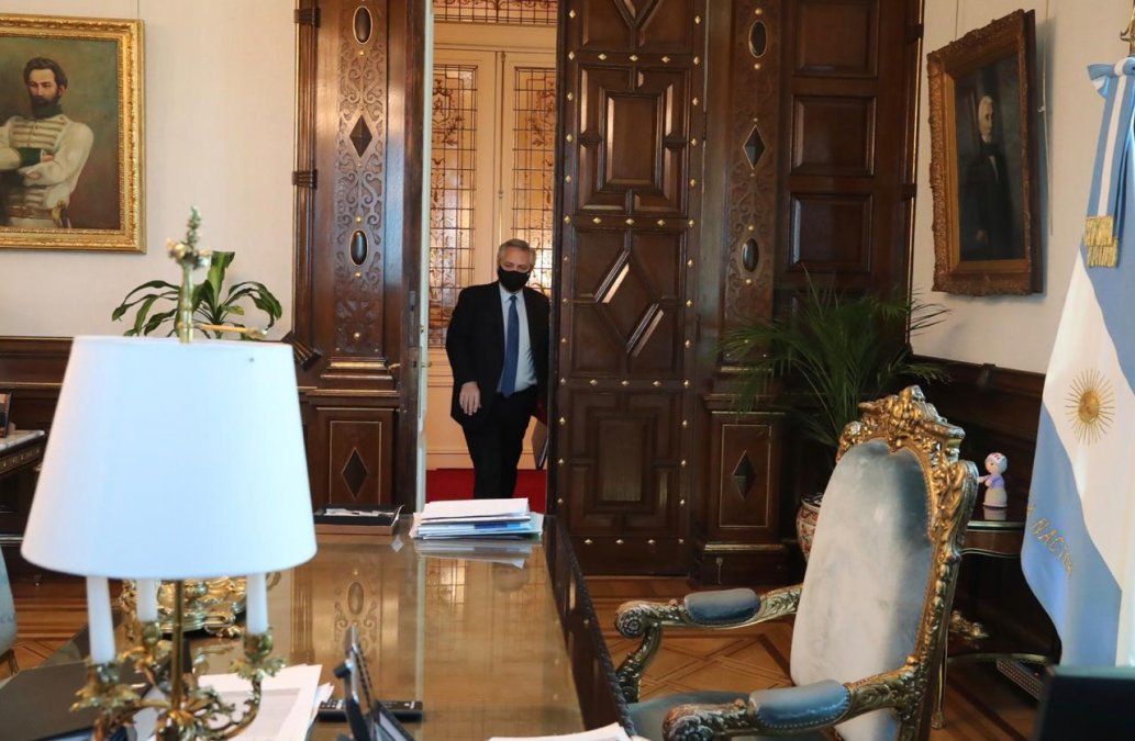 Alberto Fernández en su despacho en el primer piso de la Casa Rosada. Foto: Archivo presidencia.