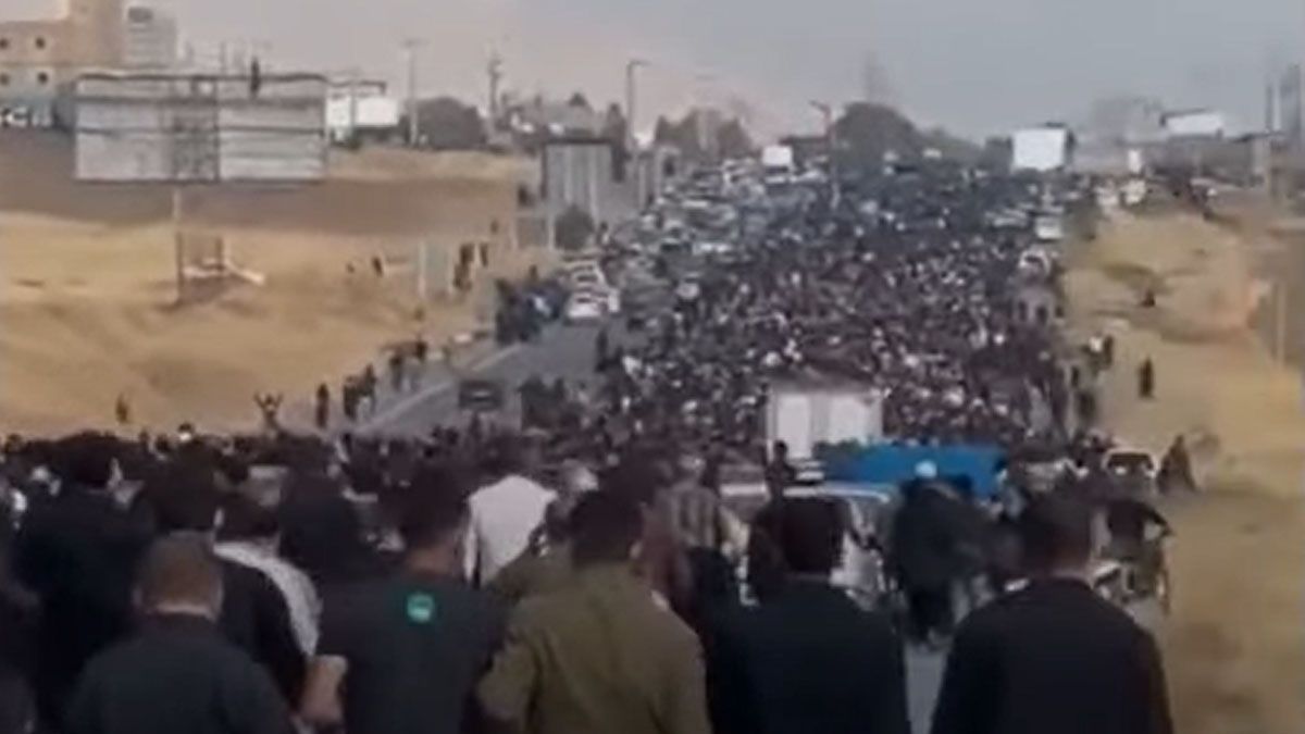 10.000 personas marcharon por la ruta hasta el cementerio en que está enterrada Mahsa Amini (Foto: Captura de TV)