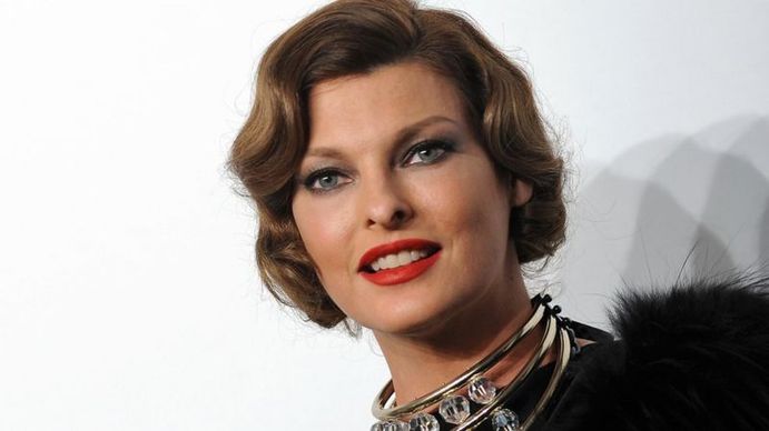 La célebre modelo Linda Evangelista reveló que quedó desfigurada tras un tratamiento estético