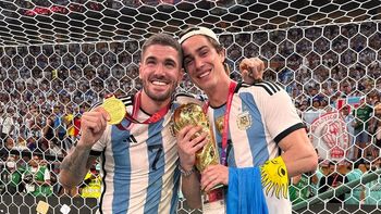 La increíble predicción sobre la Copa del Mundo de Rodrigo de Paul al hermano de Tini Stoessel en una figurita