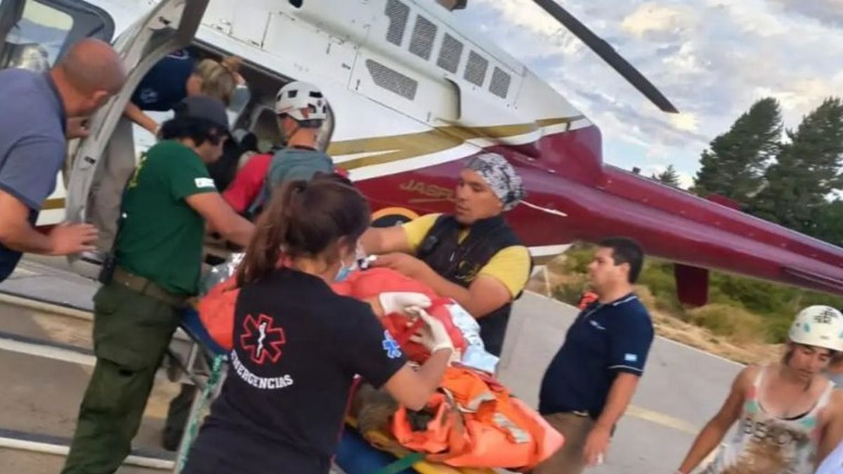 Una mujer fue arrastrada por un alud en Bariloche y tuvieron que amputarle una pierna. (Noticias Argentinas)