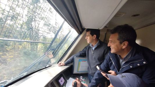 Abrazos, un saludito y un reto con mucho cariño: Massa y Wado se mostraron juntos en un acto en Mercedes