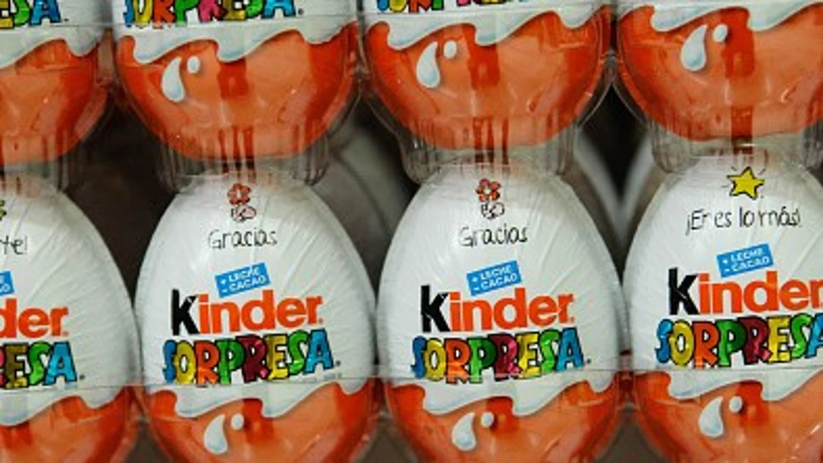 Retiran de la venta huevos Kinder por vínculo con una bacteria