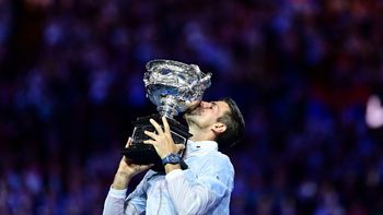 Novak Djokovic, como un argentino más: festejó el Australian Open al ritmo de Muchachos
