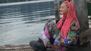 Ángela Torres ante la polémica que generaron sus trenzas rosas: Pido disculpas si ofendí a alguien