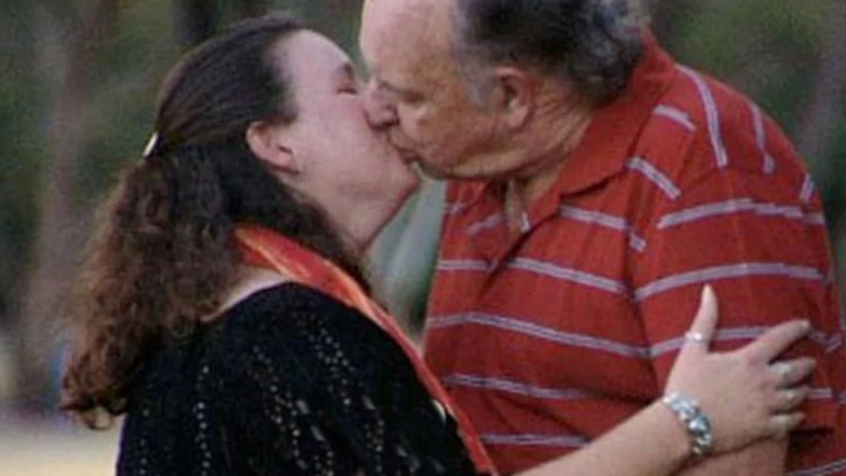 Tiene una relación incestuosa con su hija y se defiende con todo de los ataques&nbsp;