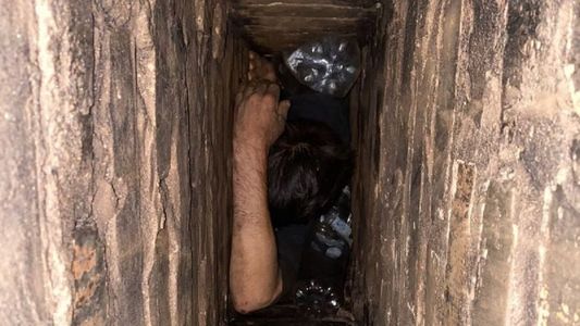 Insólito: quiso entrar a robar a una casa por la chimenea y quedó atrapado por más de dos horas