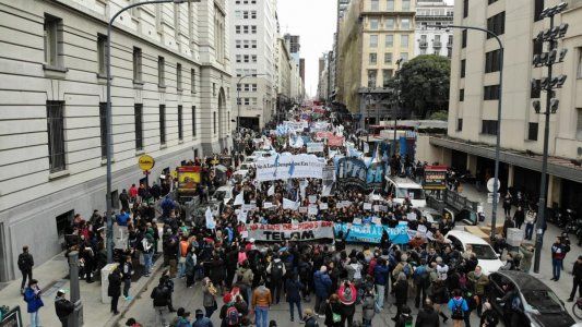Masiva marcha desde el Obelisco hasta el CCK por los despidos en Télam