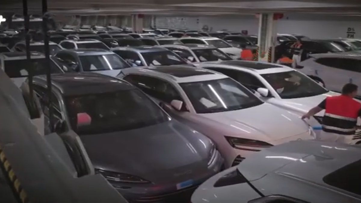 La fortaleza marina china puede transportar hasta 10.000 vehículos en los depósitos de carga. (foto: Captura de TV)
