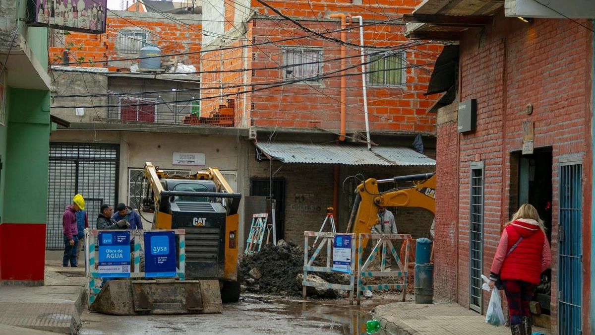 Comenzaron las obras de AySA para llevar agua potable a 75.500 personas del Barrio 21-24 en CABA