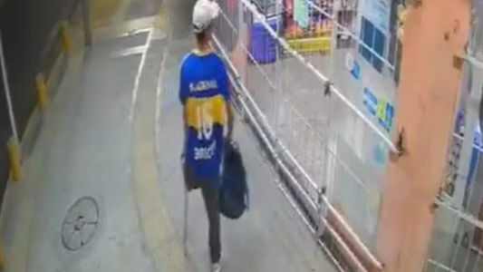 Insólito video de un robo de un kiosco: el delincuente entró por una reja mientras dormía el empleado