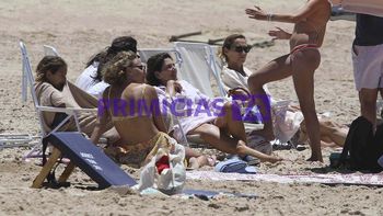 Andrea Frigerio en Punta del Este con su hija Josefina: Sol, playa y poco mar
