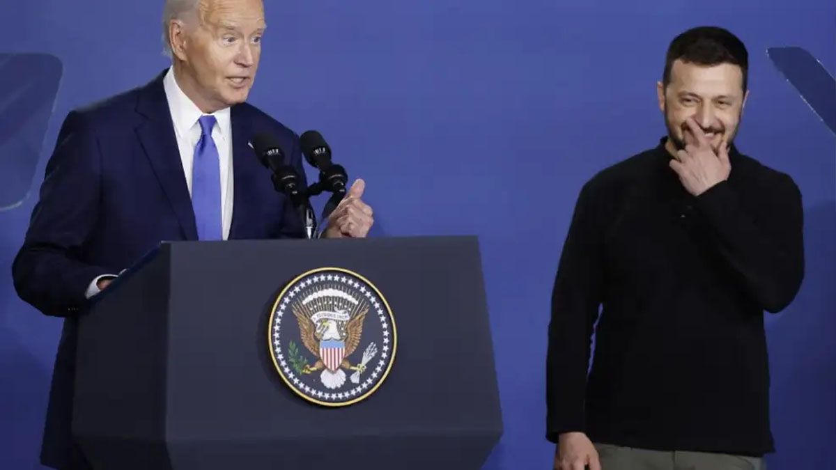 Volodimir Zelensky se r&iacute;e. Joe Biden acaba de confundirlo con Vladimir Putin. (Foto: Captura de TV)