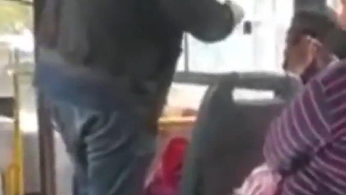 Un joven subió al colectivo sin barbijo y lo bajaron a golpes