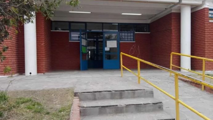 Locura en una escuela de Chubut: un chico le rompió la cabeza a fierrazos a otro en plena clase