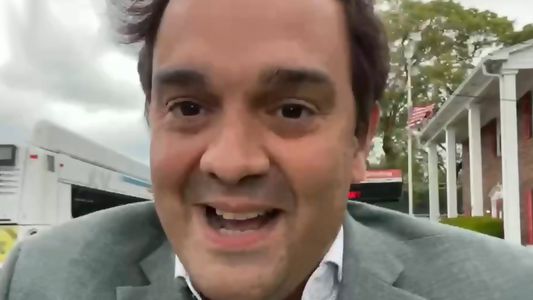 Adrián Sack protagonizó un divertido blooper en un móvil de A24: El viento me jugó una mala pasada