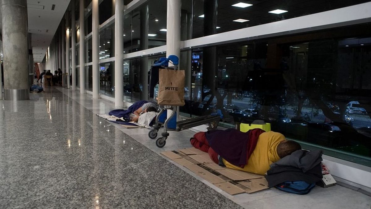 Desalojan a unas 100 personas que dormían en Aeroparque (Fotos: Telam).