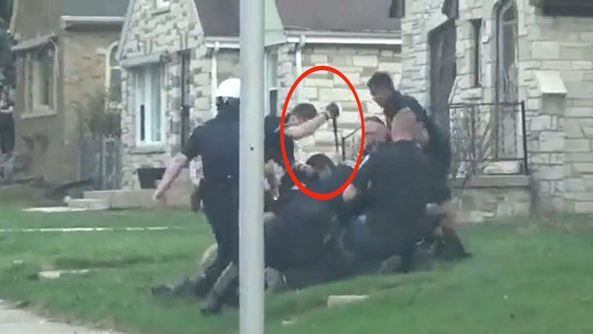 Uno de los policías golpeó reiteradamente a Lowe con su bastón, empuñándolo como si fuera un cuchillo.