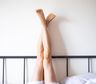 Piernas contra la pared: qué increíbles beneficios tiene para la salud, cómo y cuándo conviene hacerla