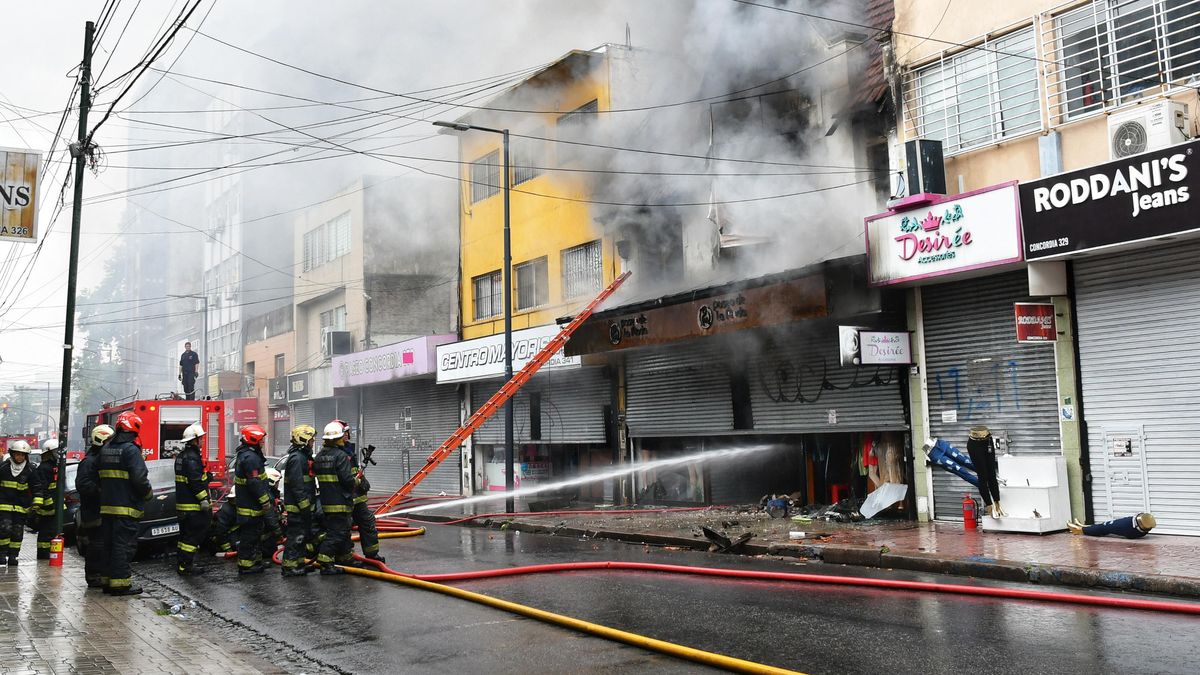 Bomberos de la Ciudad combaten un incendio en una galería comercial de Floresta (Foto: Telam).