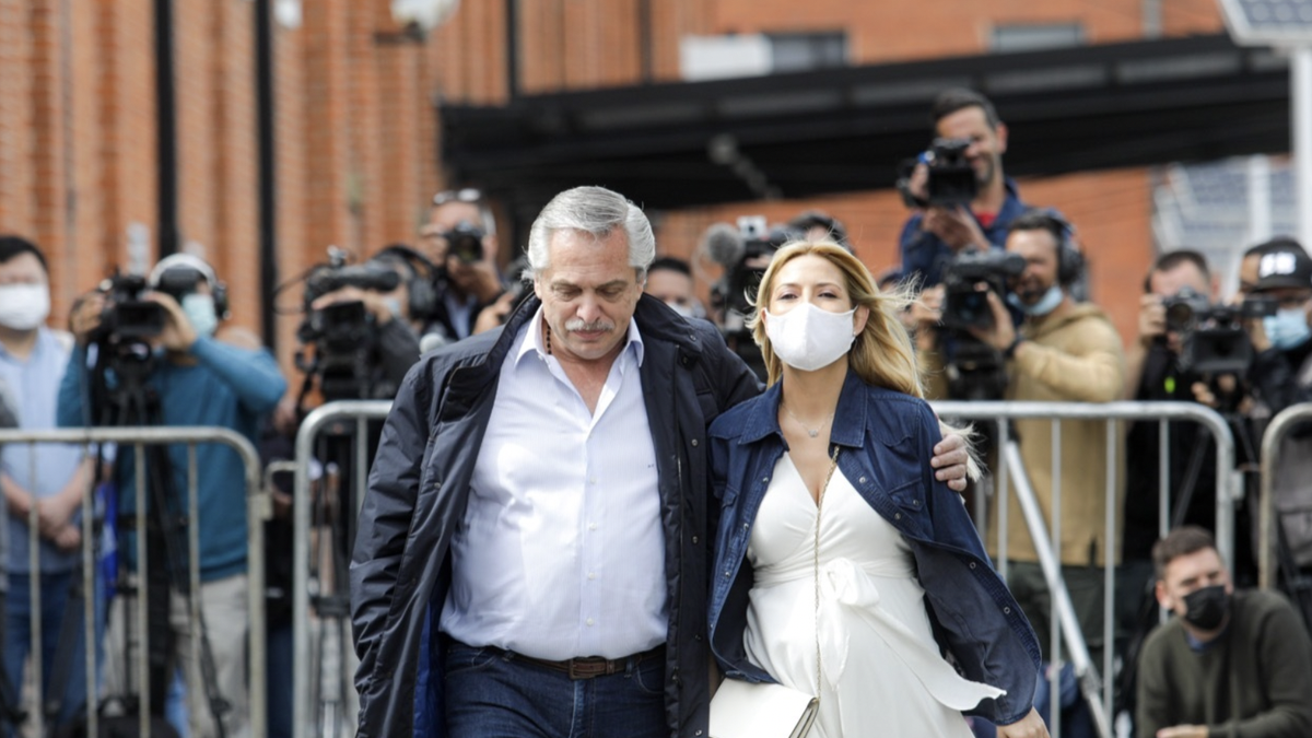 Alberto Fernández votó en la UCA junto a Fabiola Yáñez