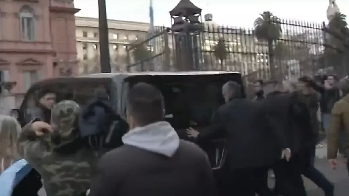 Imagen del momento en que Sergio Massa fue atacado por un grupo de manifestantes el día de su jura. (Captura)