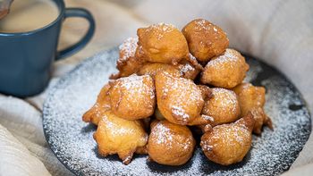 El secreto de los buñuelos de manzana con pocos ingredientes que no vas a querer dejar de hacer
