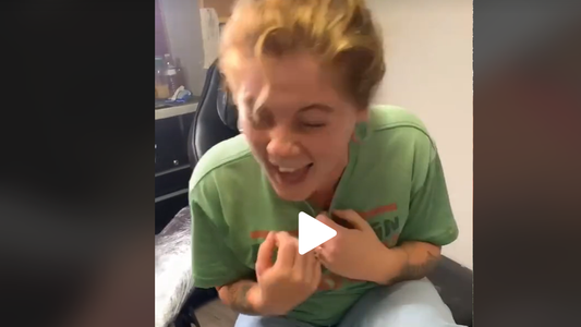 Se quiso tatuar una frase pero el tatuador cometió un error: quedó frustrada