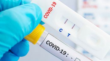 La desopilante reacción de un padre que confundió el test de COVID de su hija con uno de embarazo