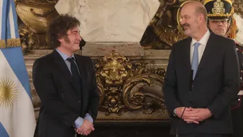 Presidente Javier Milei y ministro de Desregulación y Transformación del Estado y Función Pública, Federico Sturzenegger, avanzan con el achique de planta de empleados públicos. Ahora obligan a jubilarse a unos 10.000. Foto: Archivo Casa Rosada.