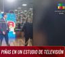 Un conductor y un panelista se agarraron a las piñas en un estudio de televisión: el video