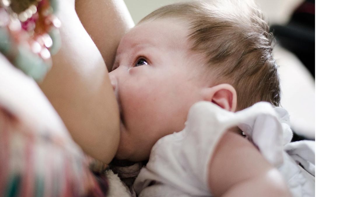 El 70% de las madres se sienten juzgada por mujeres de su círculo íntimo en torno a la alimentación elegida para sus hijos. (Foto: Lado B)