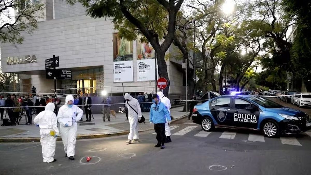 La escena del aseintao y muerte del policía y un paciente psiquiátrico. (Foto: NA)