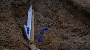 Escalofriante imagen: Ucrania denuncia el hallazgo de una fosa común con más de cien cuerpos en Mariúpol