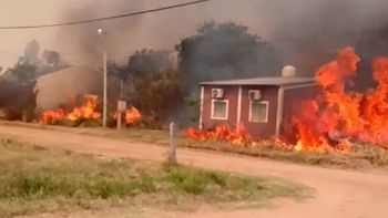 Corrientes: por el avance de los incendios, varias familias debieron ser evacuadas (Foto: Norte Corrientes). Corrientes: por el avance de los incendios, varias familias debieron ser evacuadas (Foto: Norte Corrientes).