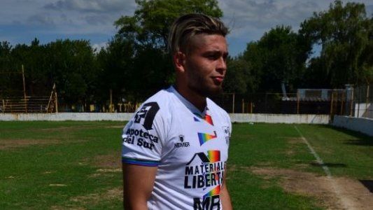 LGBTIQ+: la nueva camiseta de arquero de Central Ballester lleva los colores de la bandera del orgullo
