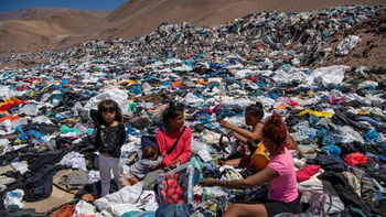 Desierto de Atacama: la ropa usada que descarta el mundo y se acumula en medio del paraíso
