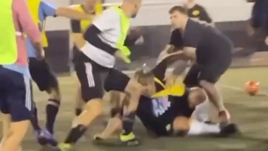 Chapu Martínez, a las piñas con otro influencer en un partido de fútbol