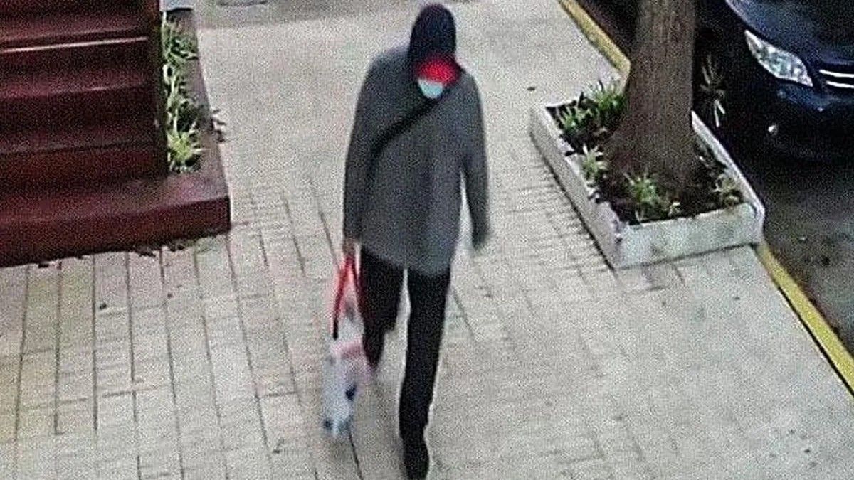 La imagen de una cámara de seguridad capta el momento que una persona salía de la escena del crimen. (Foto: Captura Video)