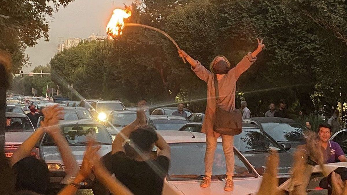 Jóvenes se animan a quemar el velo islámico en las calles de Teherán (Foto: Gentileza BBC)